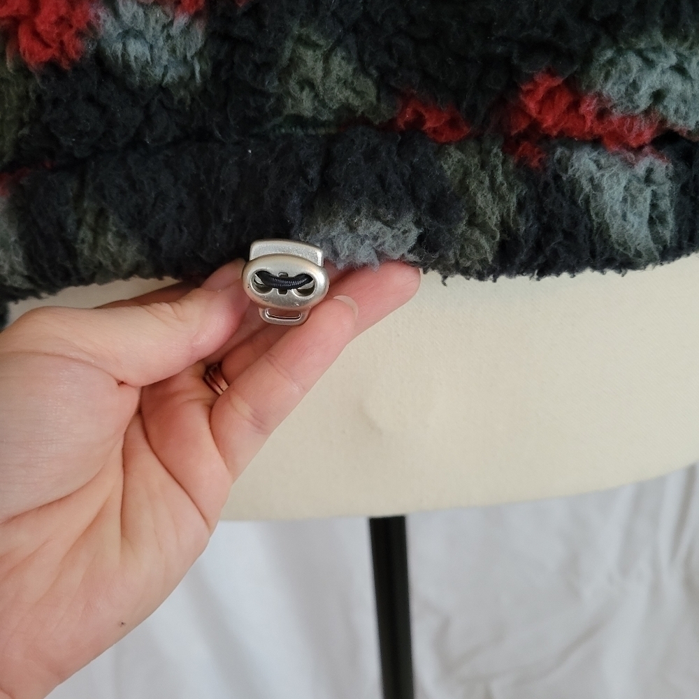 Hollister black & red rose pattern sherpa drop shoulder crop pullover S - Picture 7 of 13